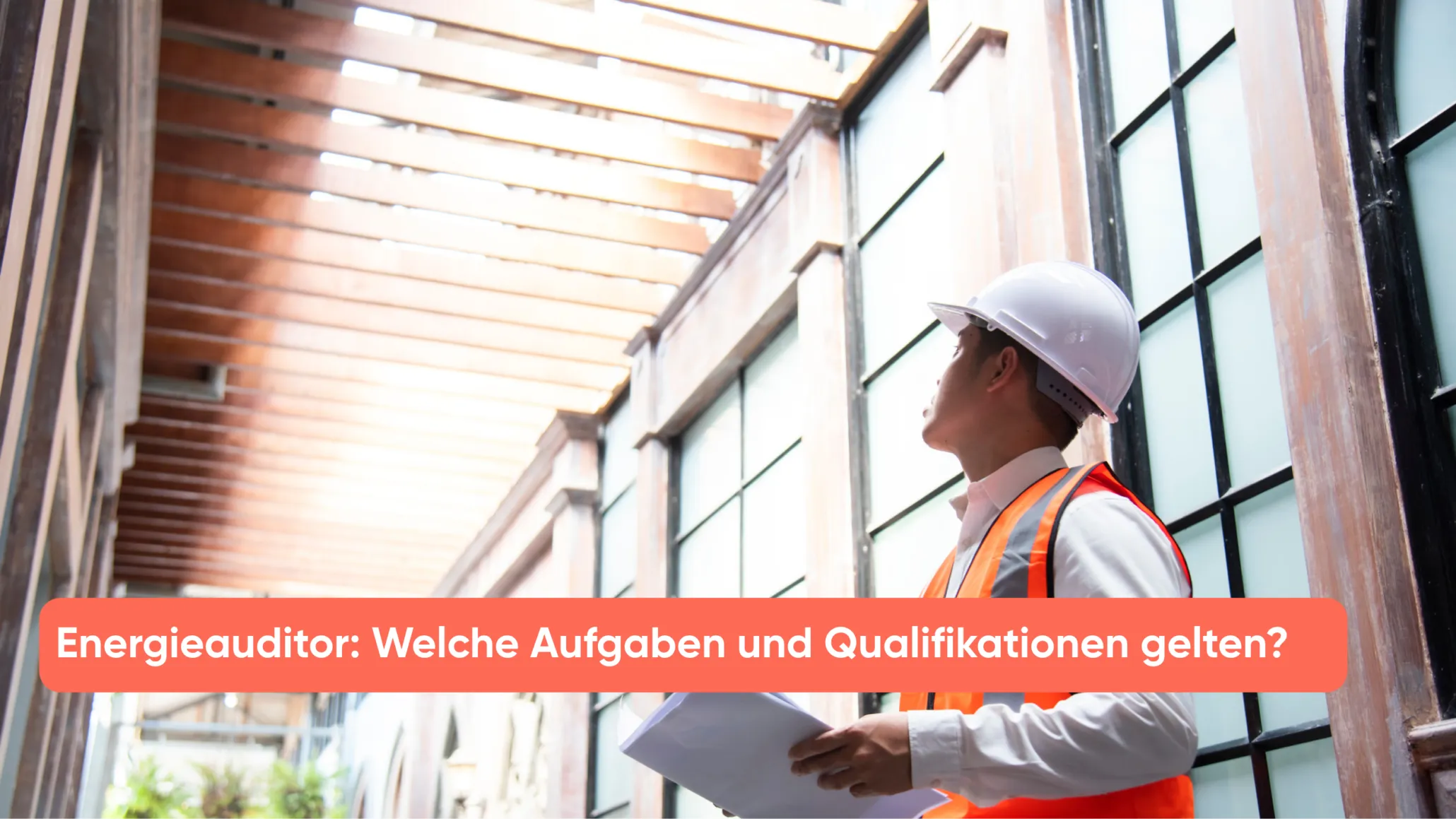 Energieauditor prüft Energiedaten eines Unternehmens